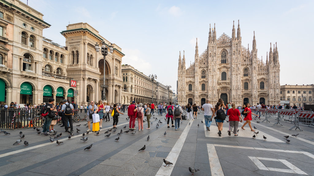 Piazza del Duomo which includes heritage architecture, street scenes and a church or cathedral