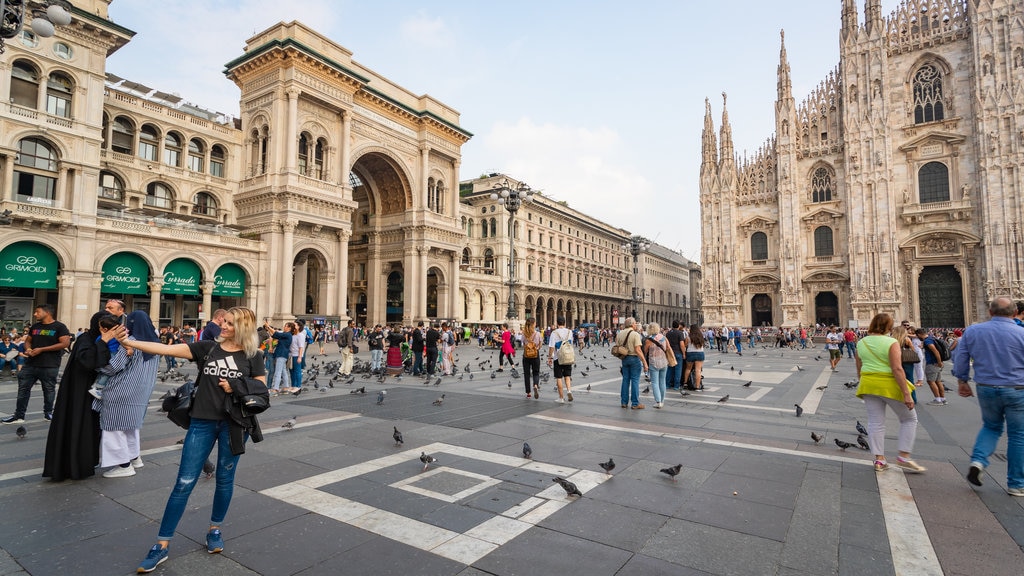 Piazza del Duomo which includes a church or cathedral, heritage architecture and street scenes