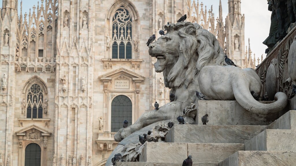 Piazza del Duomo bevat historische architectuur en een standbeeld of beeldhouwwerk