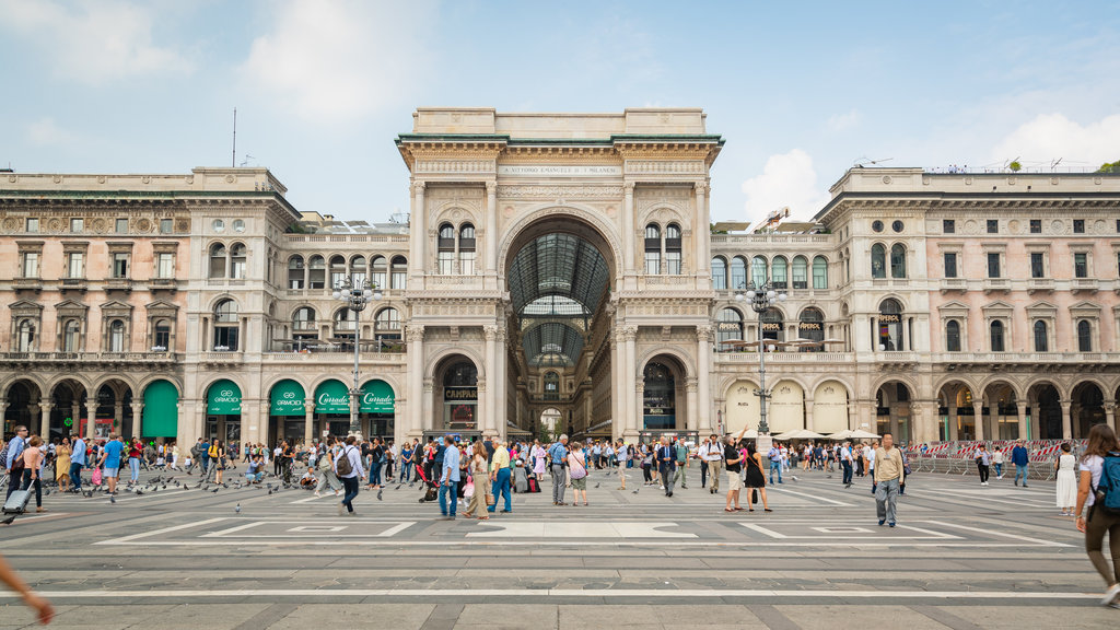 Piazza del Duomo welches beinhaltet historische Architektur, Straßenszenen und Platz oder Plaza