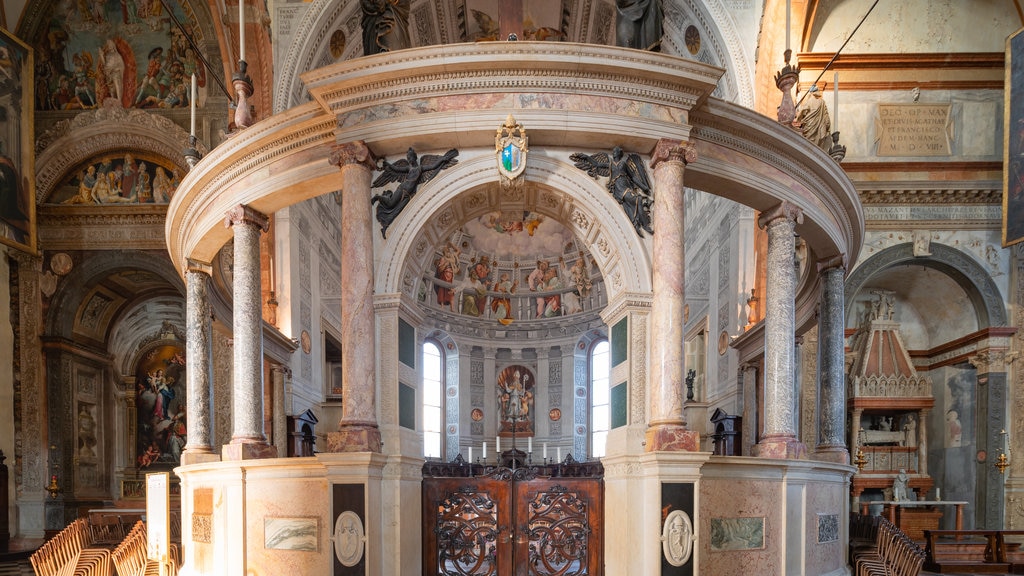 Catedral de Verona que incluye elementos del patrimonio, una iglesia o catedral y vistas interiores