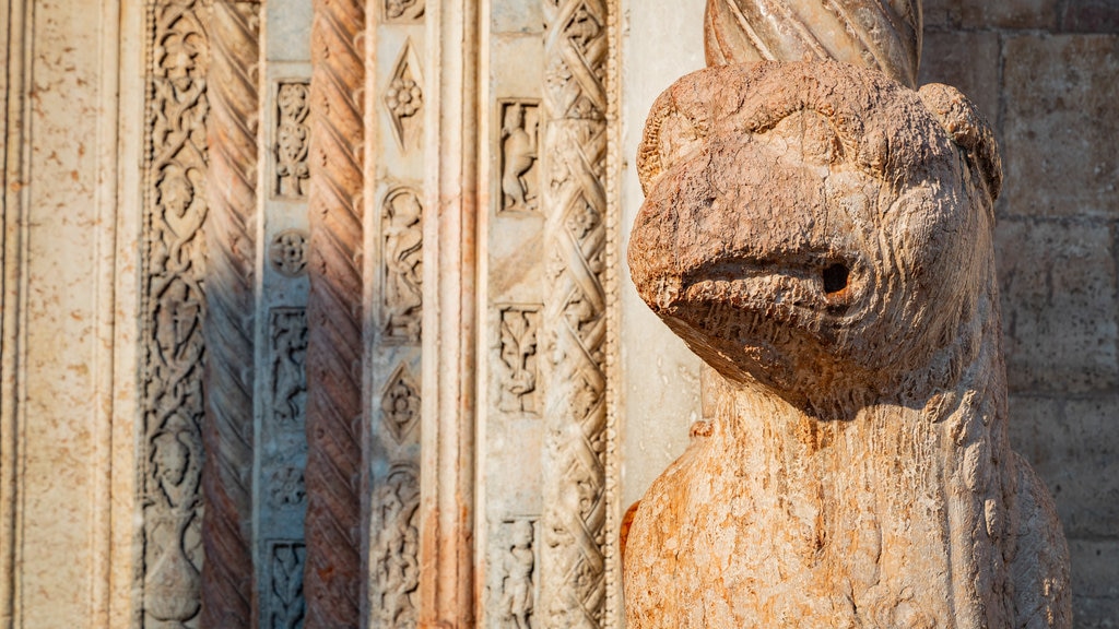 Katedral Verona menunjukkan objek warisan