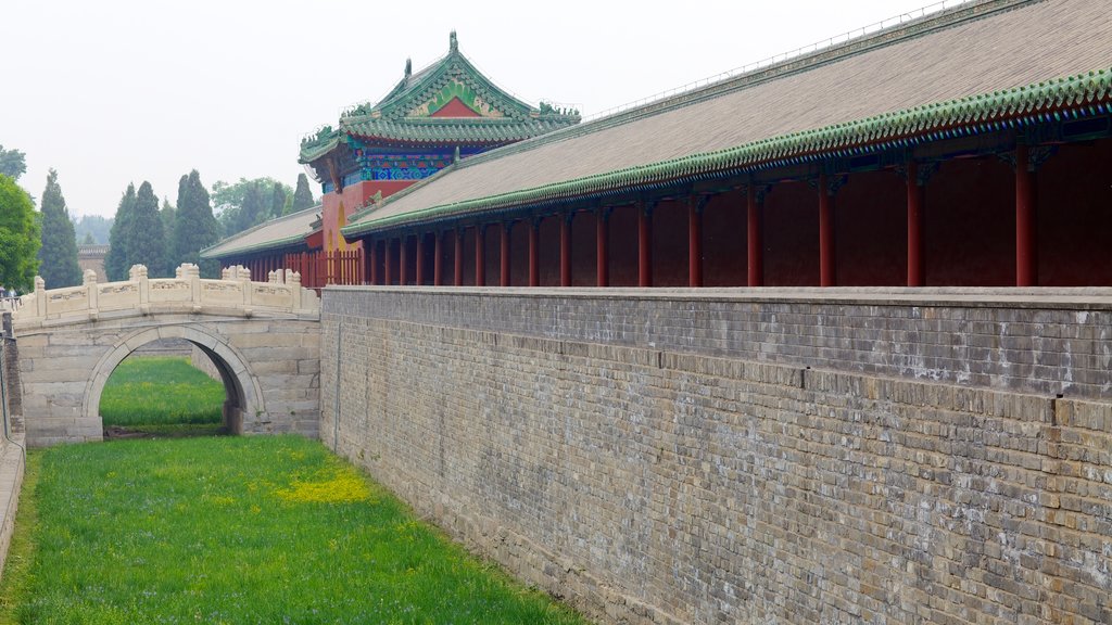 Temple van de Hemel toont een brug, een tempel of gebedshuis en religieuze elementen