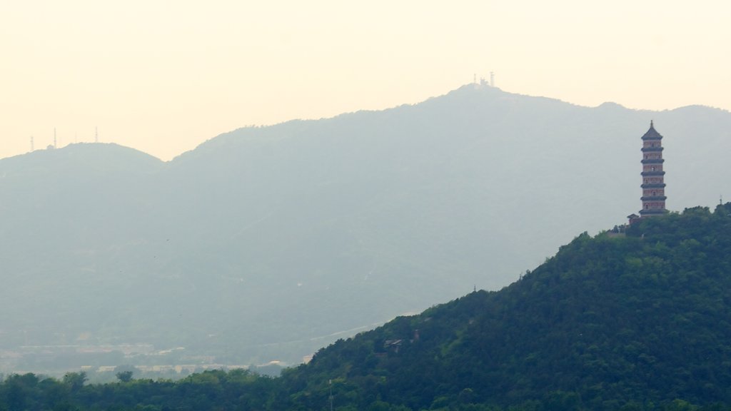 Pequim mostrando neblina, montanhas e um templo ou local de adoração