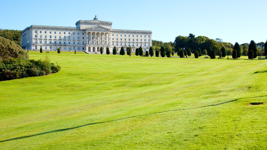 Stormont Parliament Buildings que inclui um edifício administrativo, um jardim e arquitetura de patrimônio