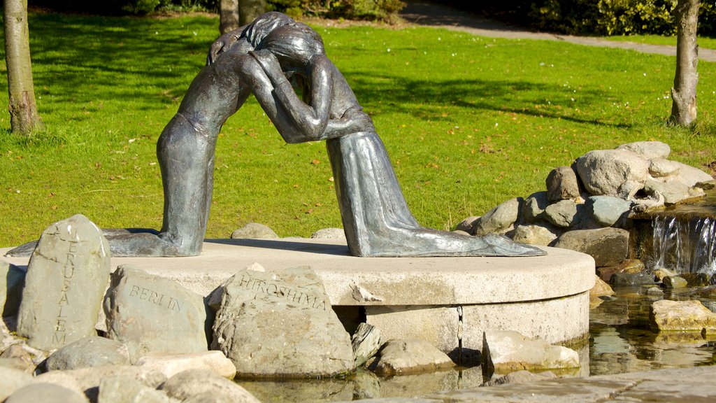 Stormont Parliament Buildings showing a memorial, a statue or sculpture and a pond