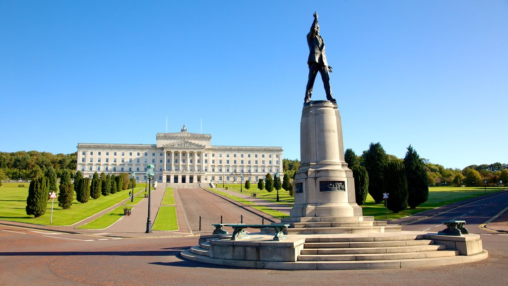 Stormont Parliament Buildings showing an administrative buidling, a statue or sculpture and a monument