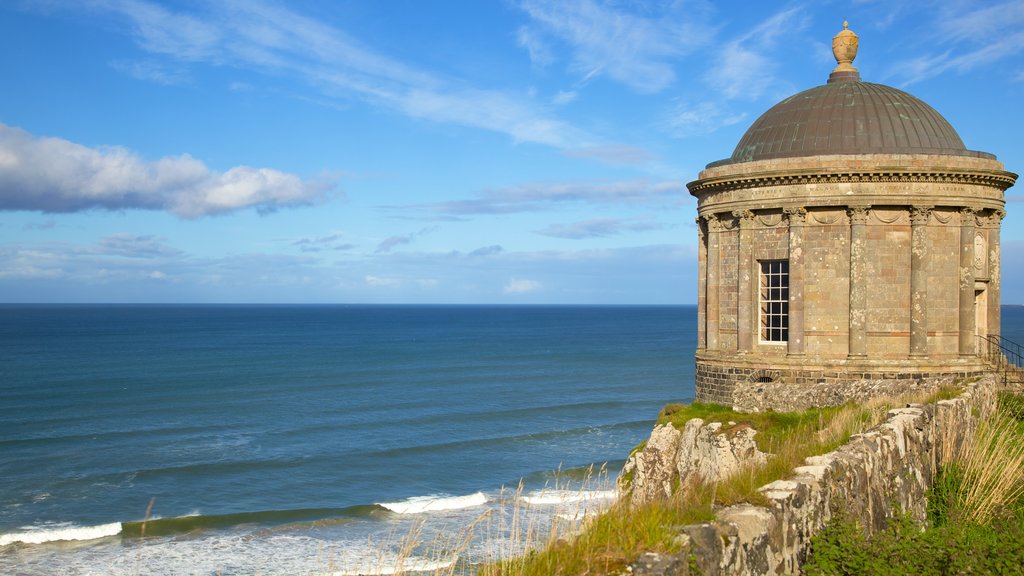 Templo Mussenden que incluye vista general a la costa