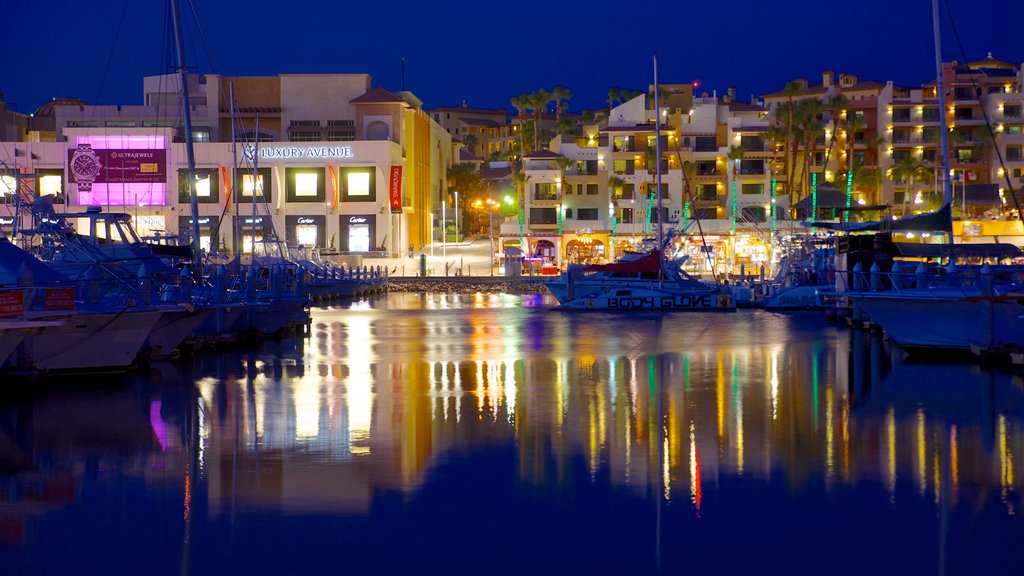 Marina Cabo San Lucas caracterizando uma cidade litorânea, cenas noturnas e uma marina