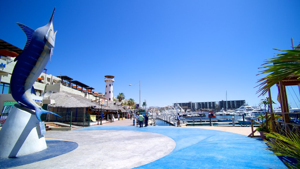 Marina Cabo San Lucas ofreciendo un club náutico, una ciudad costera y arte al aire libre