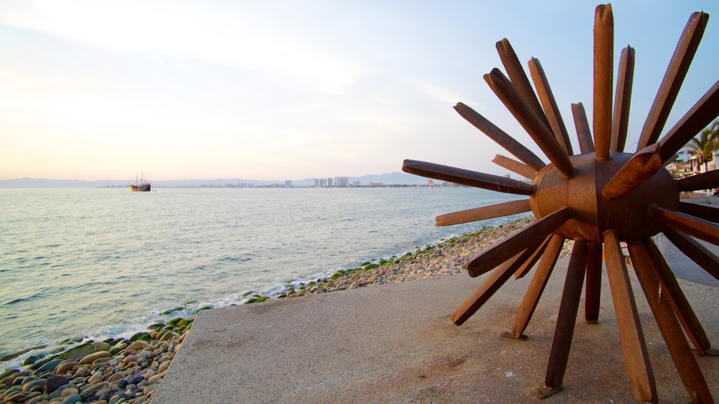 Bahía de Banderas ofreciendo arte al aire libre y una playa de guijarros