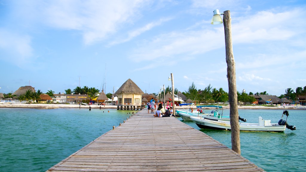 Holbox ofreciendo una ciudad costera y una marina