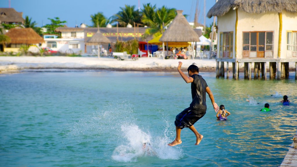 Holbox ofreciendo una ciudad costera, vista general a la costa y natación