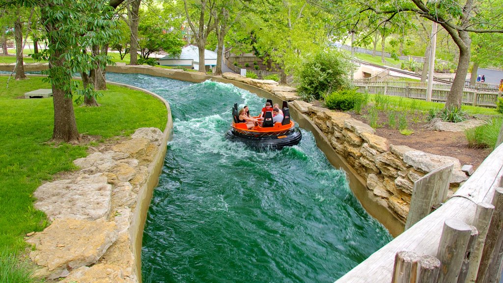 Worlds of Fun mostrando córrego e um parque aquático assim como um pequeno grupo de pessoas