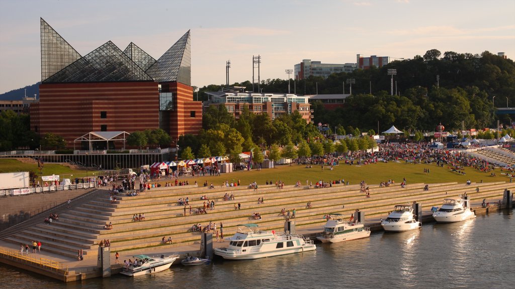 Chattanooga que incluye una ciudad y botes