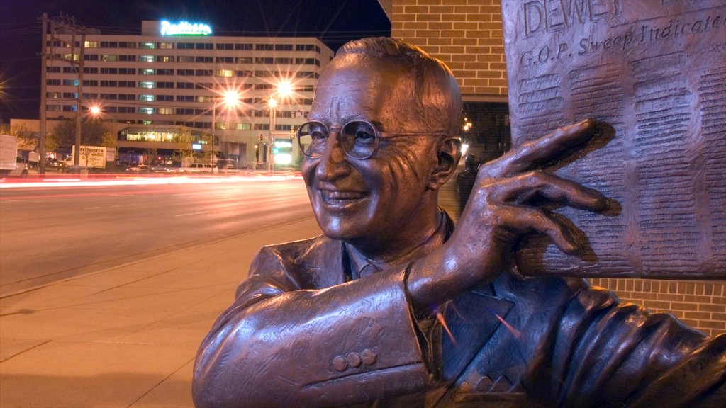 Rapid City inclusief een standbeeld of beeldhouwwerk, nachtleven en een stad