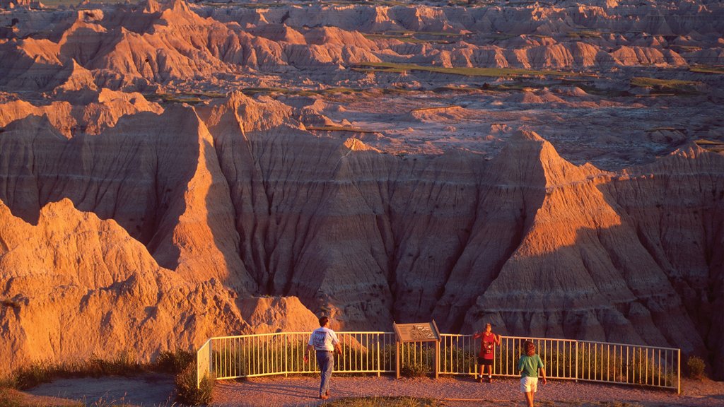 Rapid City mostrando um desfiladeiro ou canyon e paisagens assim como uma família