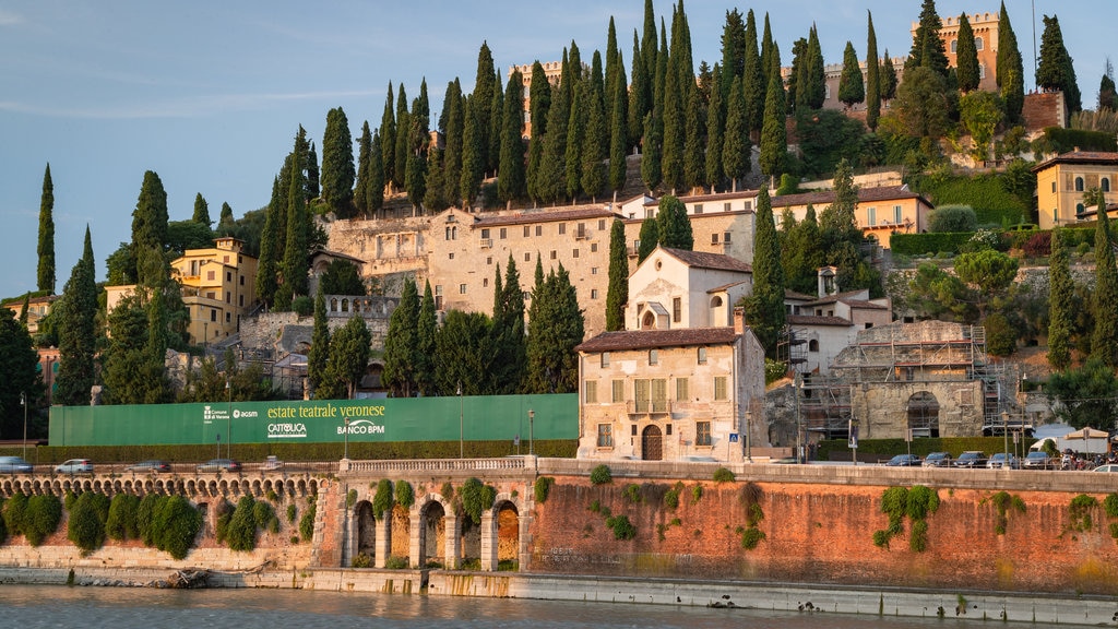 Castel San Pietro som viser elv eller bekk