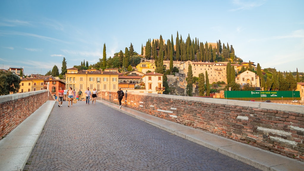 Castell San Pietro toont een brug