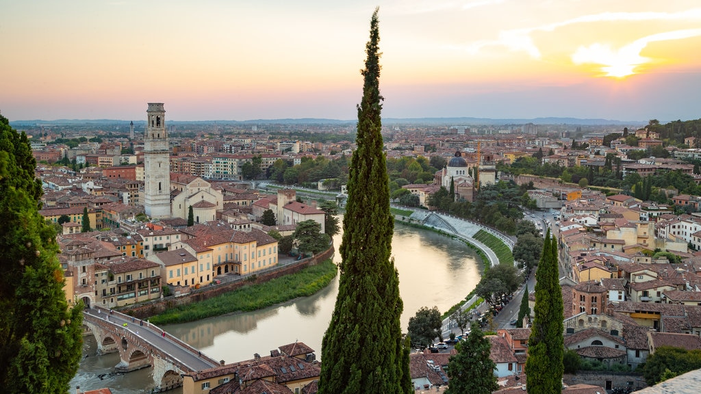 Castillo de St. Peter que incluye una ciudad, un atardecer y un río o arroyo