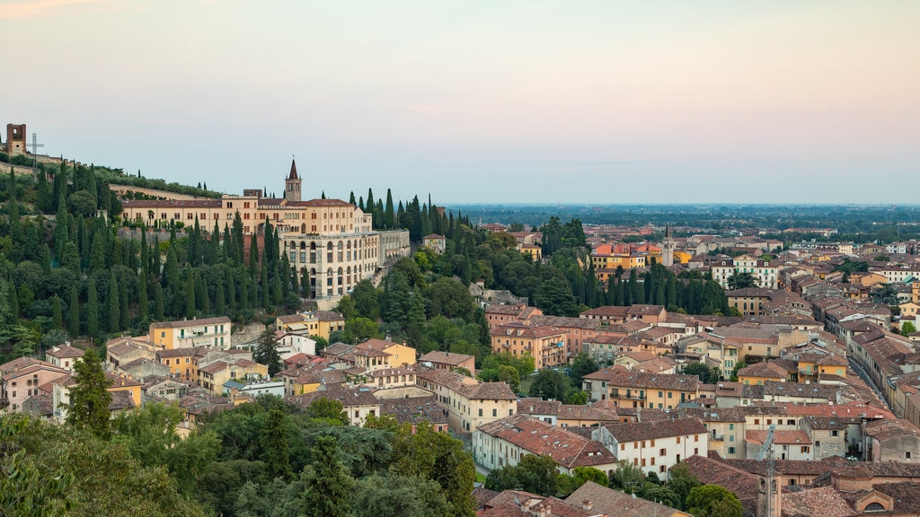 Castillo de St. Peter mostrando una puesta de sol, una ciudad y vistas de paisajes