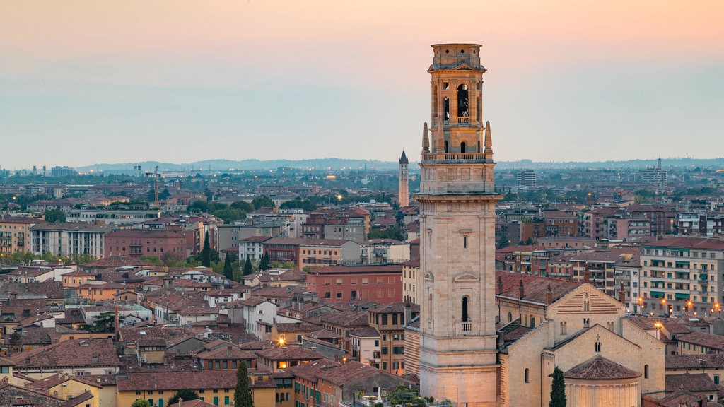 Castillo de St. Peter ofreciendo una ciudad, vistas de paisajes y una puesta de sol