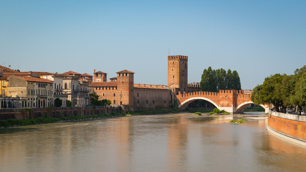 Ponte Scaligero mostrando un puente y un río o arroyo