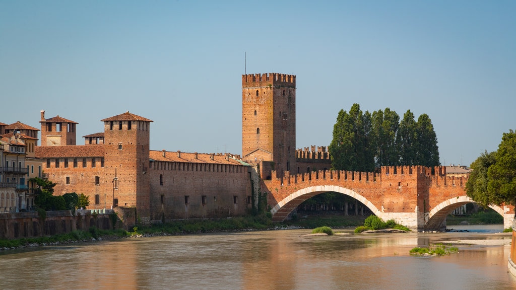 Ponte Scaligero ofreciendo un puente y un río o arroyo