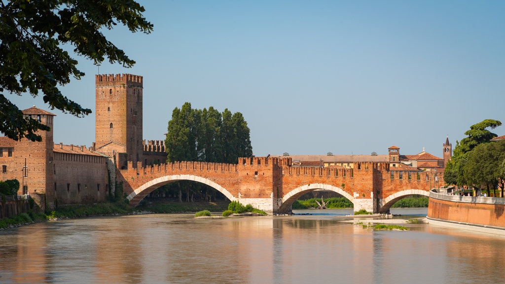 Ponte Scaligero toont een brug en een rivier of beek