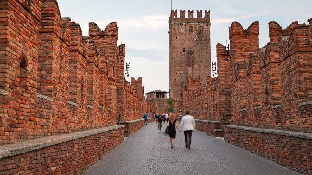 Ponte Scaligero which includes a castle, heritage architecture and street scenes