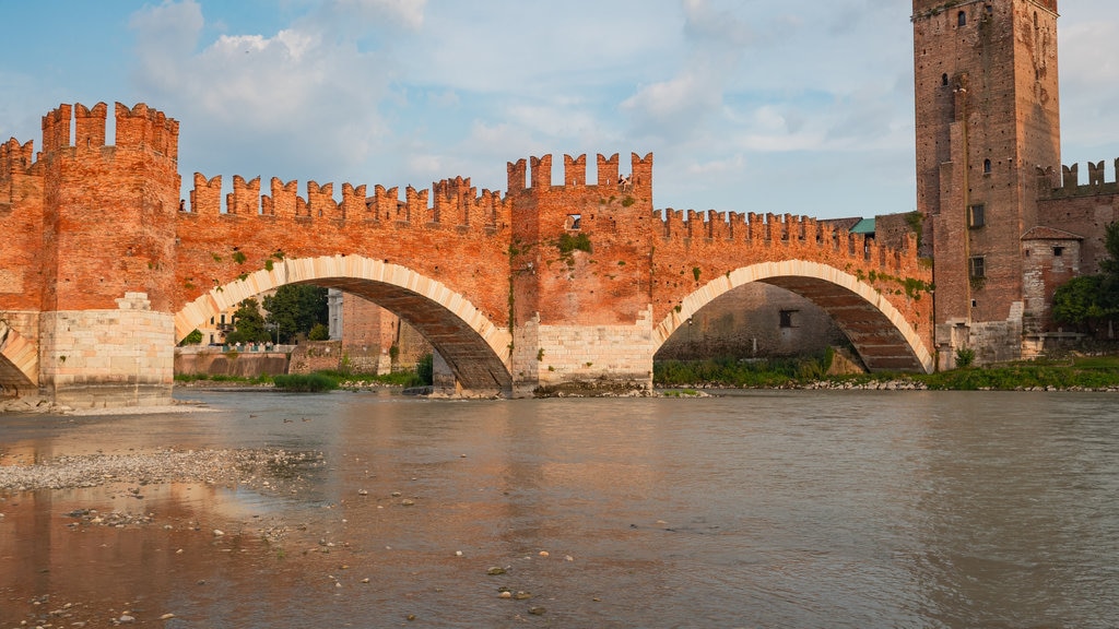 Ponte Scaligero mostrando un puente, elementos del patrimonio y un río o arroyo