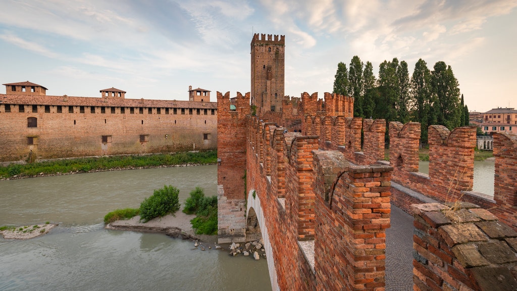 Ponte Scaligero showing heritage elements, a bridge and a river or creek