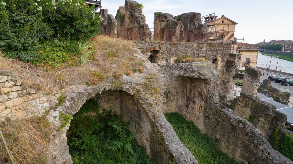 Museo arqueológico de Verona mostrando elementos patrimoniales y una ruina