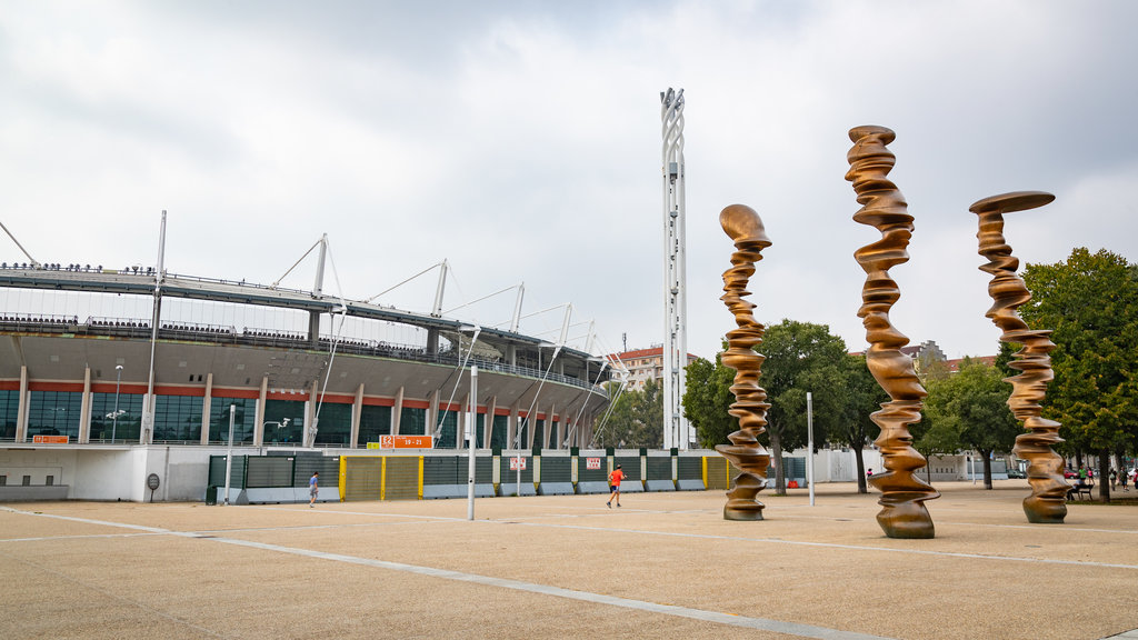 Stadio Olimpico mostrando arquitectura moderna, un parque o plaza y arte al aire libre