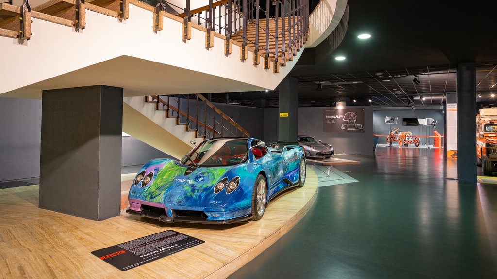 Musée de l\'automobile mettant en vedette scènes intérieures