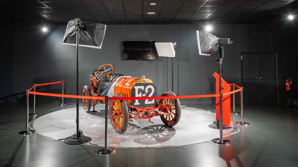 Museo dell\'Automobile ofreciendo elementos del patrimonio y vistas interiores