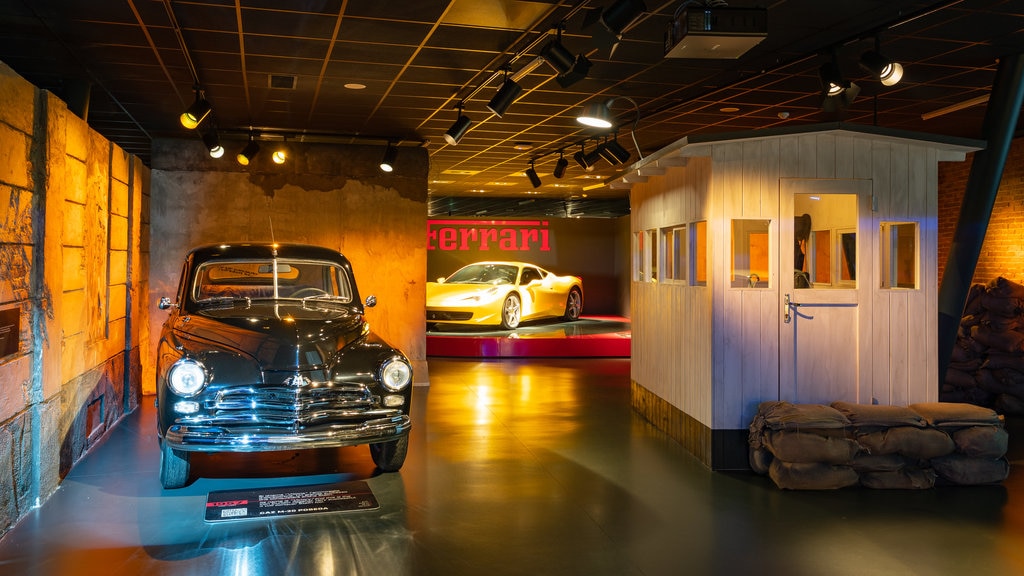 Museo dell\'Automobile mostrando vista interna