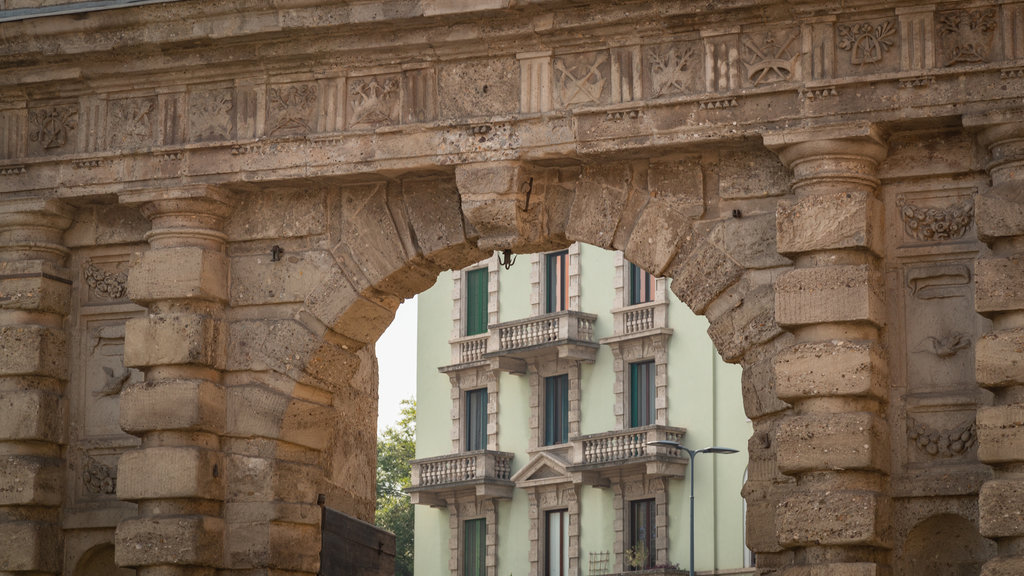 Porta Romana mostrando elementos de patrimônio