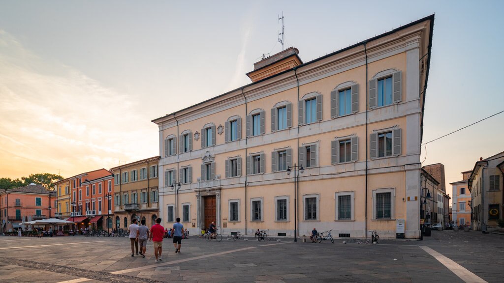 Piazza del Popolo que incluye un atardecer y imágenes de calles