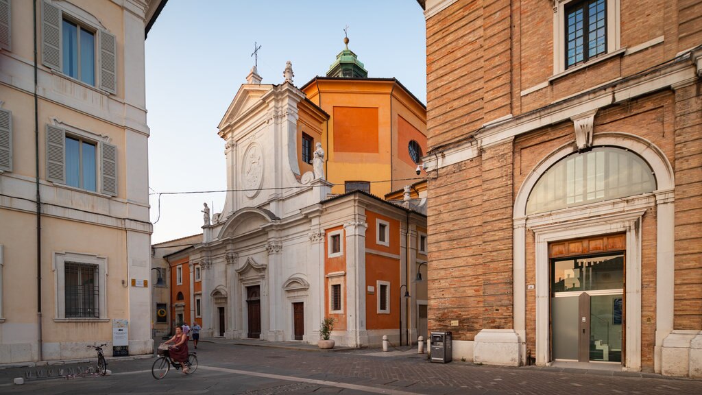 Piazza del Popolo showing heritage elements