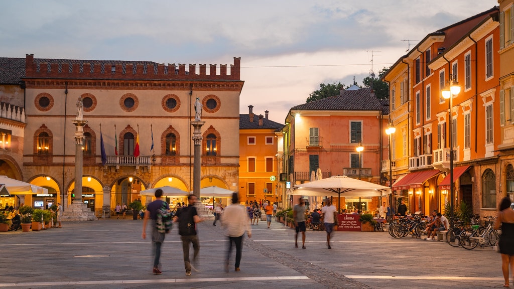 Piazza del Popolo que inclui uma praça ou plaza, cenas de rua e um pôr do sol