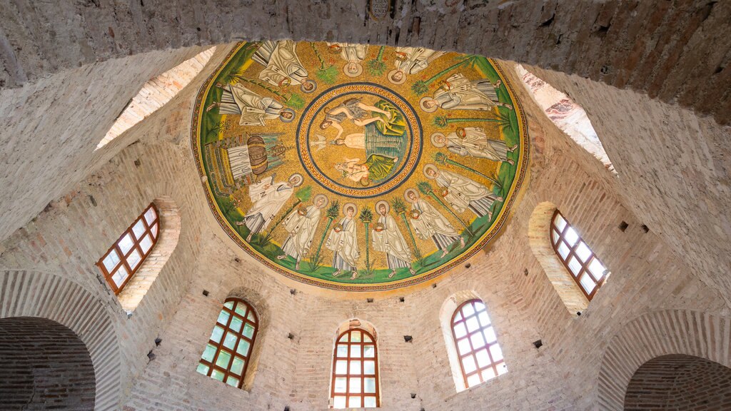 Baptisterio arriano mostrando elementos del patrimonio, vistas interiores y arte