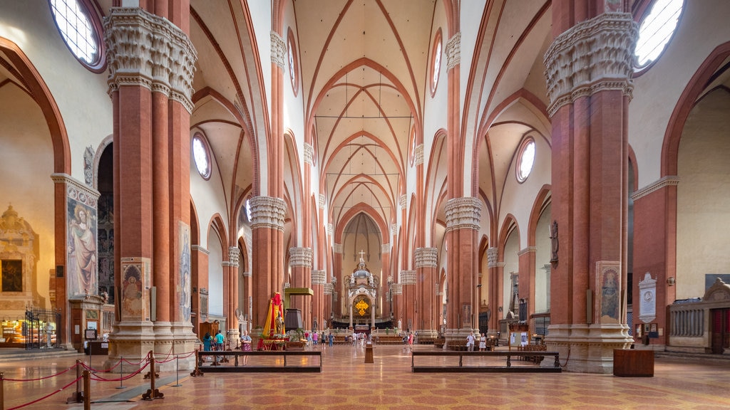 Basílica de San Petronio mostrando elementos patrimoniales, vistas de interior y una iglesia o catedral