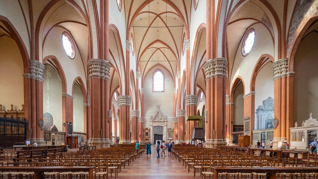 Basílica de San Petronio mostrando elementos patrimoniales, una iglesia o catedral y vista interna