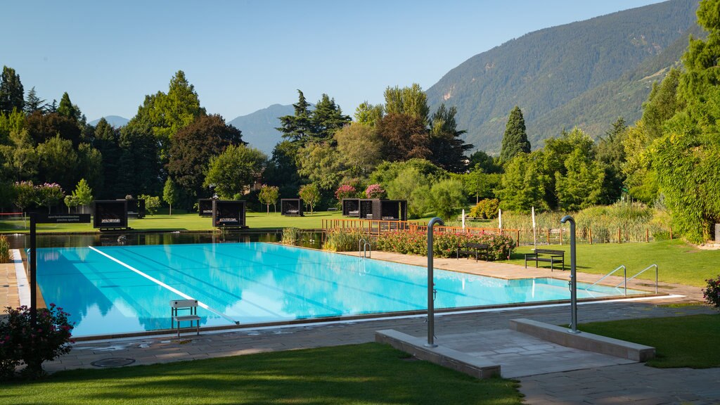 Balneario de Merano ofreciendo una alberca