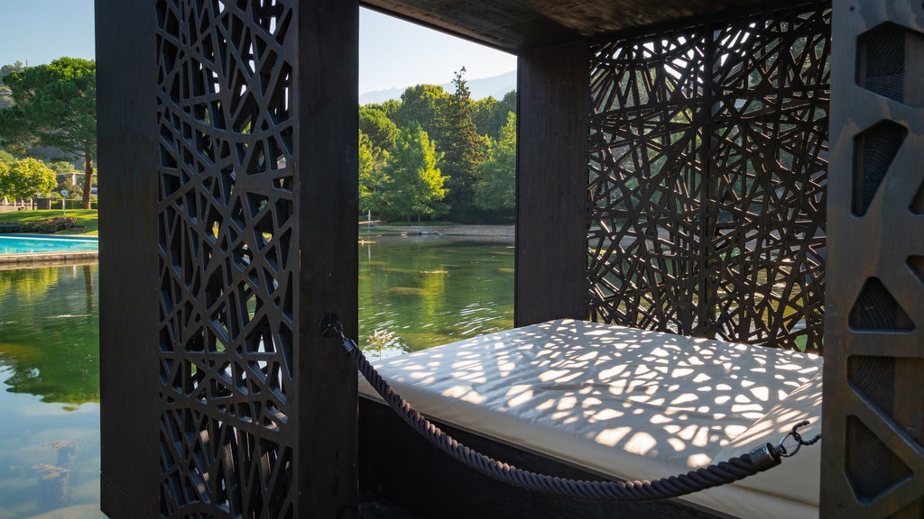 Balneario de Merano que incluye un estanque