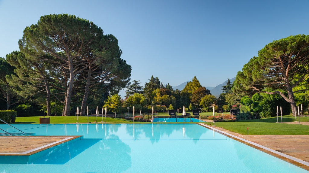 Balneario de Merano mostrando piscina