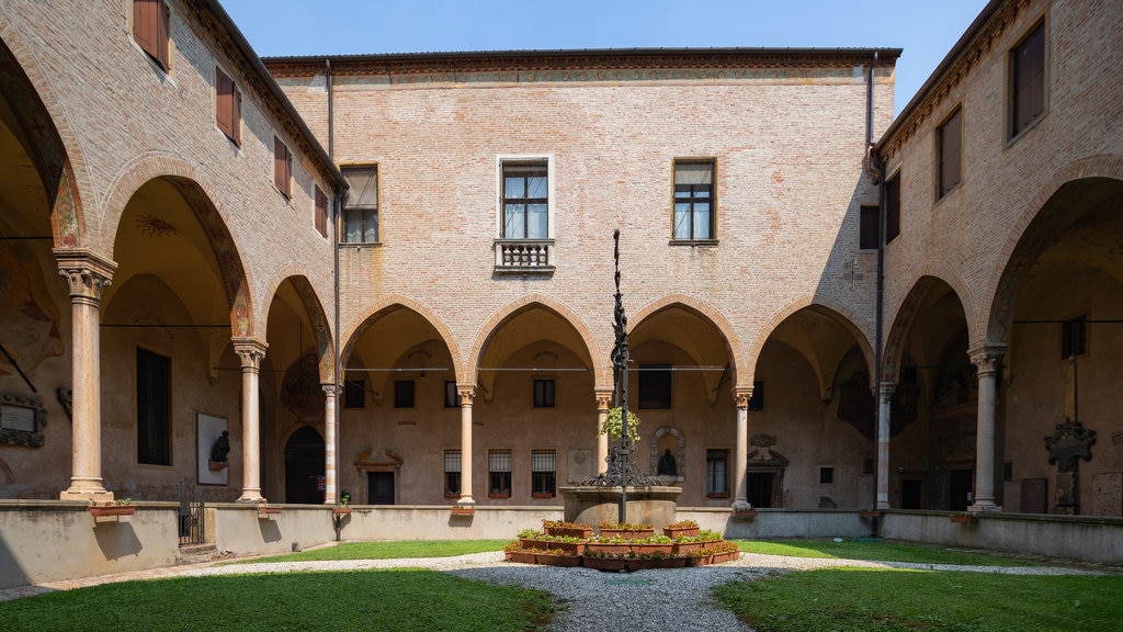 Oratorio de San Giorgio mostrando jardín y elementos patrimoniales