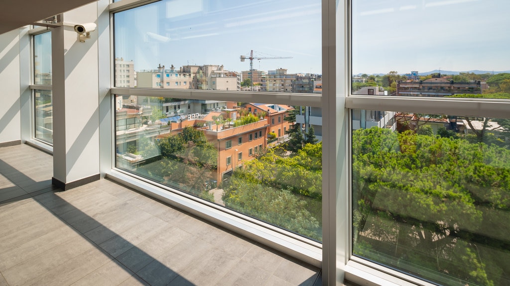 Centro de convenciones de Riccione que incluye una ciudad, vista y vista interna