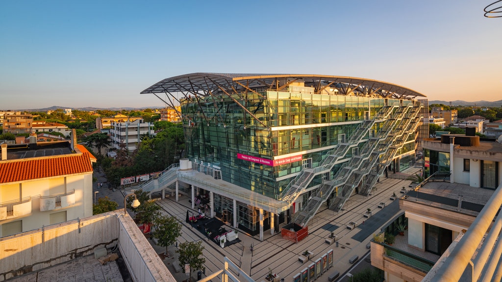 Centro de convenciones de Riccione mostrando arquitectura moderna, una puesta de sol y vistas de paisajes